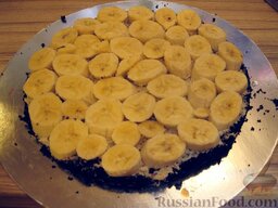 Торт из шоколадного бисквита с бананами и масляным кремом: На крем выложить бананы.