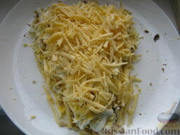 Салат "Тиффани" с курицей и виноградом: 3 слой - половина сыра.   Затем повторить все слои. Верхний слой сыра майонезом не смазывать.