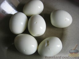 Салат "Тиффани" с курицей и виноградом: Яйца отварить вкрутую. Охладить и очистить.