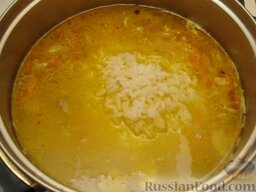 Сливочный суп с шампиньонами и рисом: Когда картофель сварится, выложить в суп рис, перемешать.