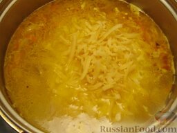 Сливочный суп с шампиньонами и рисом: Затем выложить сыр. Довести сливочный суп с шампиньонами до кипения и выключить.