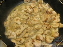 Сливочный суп с шампиньонами и рисом: Растопить на сковороде 25 г сливочного масла. Выложить грибы и жарить-тушить их, помешивая, на среднем огне.