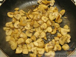 Сливочный суп с шампиньонами и рисом: Продолжать обжаривать грибы до тех пор, пока вся жидкость не испарится. Желательно грибы не зажаривать слишком сильно, только до легкой золотистости (примерно 15 минут).