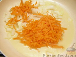 Сливочный суп с шампиньонами и рисом: На сковороде разогреть еще 20 г сливочного масла. Обжарить морковь на среднем огне до мягкости (10 минут).