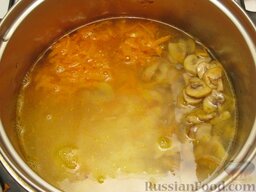Сливочный суп с шампиньонами и рисом: Выложить в кастрюлю подготовленные компоненты. Налить 800 мл воды. Варить при слабом кипении 10 минут.
