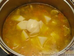 Сливочный суп с шампиньонами и рисом: Картофель очистить, вымыть и нарезать. Опустить картофель в суп, посолить, продолжать варить еще 20 минут.