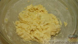 Песочное печенье из вареных желтков: Смешать 1 стакан муки с маргарином комнатной температуры.