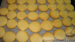 Песочное печенье из вареных желтков: Выложить печенье на пергамент, выпекать песочное печенье с вареными желтками в предварительно разогретой до 200 градусов духовке, пока не подрумянится.