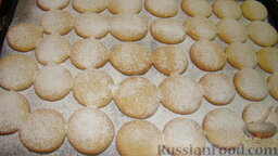 Песочное печенье из вареных желтков: Горячее песочное печенье притрусить сахарной пудрой или какао-порошком.   Песочное печенье с вареными желтками остудить и подавать к столу.