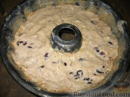 Пряный кекс с вяленой клюквой: Форму для кексов смазать маслом и посыпать сухарями. Вылить в нее тесто и разровнять лопаткой.
