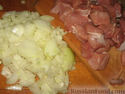 Каурма из свинины: Как приготовить каурму из свинины:    Свинину нарежьте мелкими кусочками. Лук тоже мелко нарежьте.
