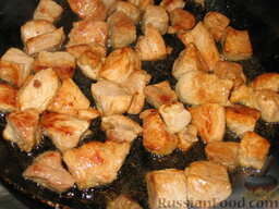Каурма из свинины: Обжарьте свинину на разогретой сковороде с маслом до образования золотистой корочки.