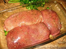 Запеченная свиная печень по-словенски: Уложить в форму печень.