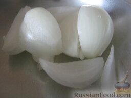 Тефтели с рисом в томатно-сливочном соусе: Очистить и помыть репчатый лук. Чеснок очистить.