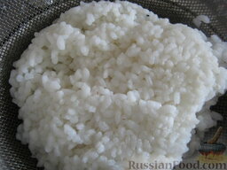 Тефтели с рисом в томатно-сливочном соусе: Вскипятить чайник. Рис промыть и залить кипятком на 5-10 минут. Затем откинуть рис на сито.