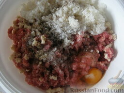 Тефтели с рисом в томатно-сливочном соусе: Пропустить через мясорубку мясо, лук и чеснок. Фарш посолить, поперчить, добавить любимые специи, яйцо и рис.