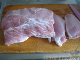 Отбивные из свинины в кляре: Как приготовить отбивные из свинины в кляре:    Мясо вымыть и обсушить. Разрезать на порционные куски, толщиной около 1 см.