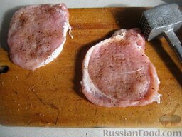 Отбивные из свинины в кляре: Отбить куски свинины кухонным молотком. Посолить и поперчить с двух сторон.