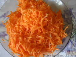 Перец фаршированный по-молдавски: Морковь очистить, помыть и натереть на крупной терке.