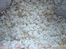 Перец фаршированный по-молдавски: Рис хорошо промыть. Вскипятить чайник. Залить рис кипятком на 10 минут.