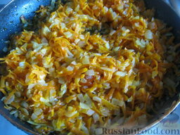 Перец фаршированный по-молдавски: Разогреть сковороду, налить растительное масло. Выложить лук и морковь. Тушить, помешивая, на среднем огне около 5 минут.