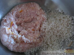 Перец фаршированный по-молдавски: В миску выложить фарш и рис.