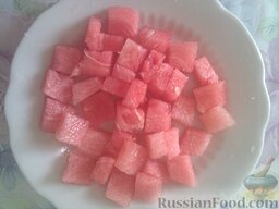 Салат из арбуза и брынзы: Как приготовить салат с брынзой и арбузом:    Арбуз нарезать кубиками со стороной 1-1,5 см.