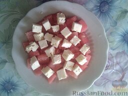 Салат из арбуза и брынзы: Брынзу (здесь овечья брынза) нарезать кубиками и выложить на арбуз.