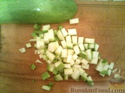 Овощи, тушенные в мультиварке: Кабачок нарезать кубиками.