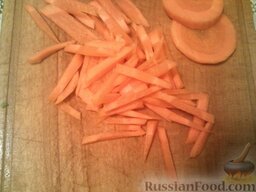 Овощи, тушенные в мультиварке: Морковь нарезать соломкой.