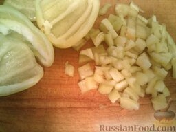 Овощи, тушенные в мультиварке: Перец нарезать кубиками или соломкой.
