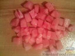 Салат из арбуза с овощами и брынзой: Как приготовить арбузный салат с брынзой:    Арбуз нарезать кубиками со стороной 1-1,5 см.