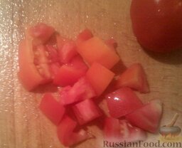 Салат из арбуза с овощами и брынзой: Помидоры нарезать кубиками.