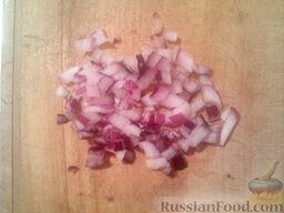 Салат из арбуза с овощами и брынзой: Лук мелко нарезать.