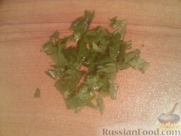 Салат из арбуза с овощами и брынзой: Петрушку мелко порубить.