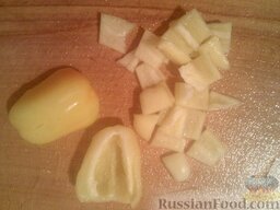 Салат из арбуза с овощами и брынзой: Перец нарезать кубиками.