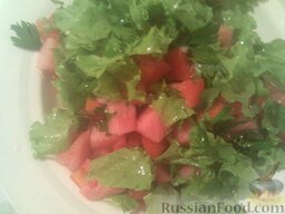 Салат из арбуза с овощами и брынзой: Соединить все ингредиенты, добавить порванные на кусочки листья салата, растительное масло, лимонный сок и кунжут. Арбузный салат тщательно перемешать.