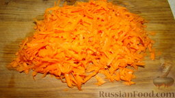 Капуста с грибами: Морковь натереть на крупной терке.