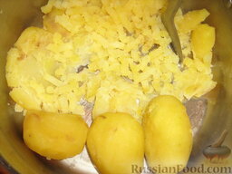 Картофельный "Гато" (запеканка): Очистить и размять в пюре, пока картофель еще не остыл. Нам нужна крупноватая консистенция.