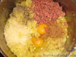Картофельный "Гато" (запеканка): Добавляем яйца, тертый твердый сыр, порезанную мелким кубиком любую колбасу или ветчину. Солим, перчим и добавляем мускатный орех.