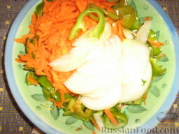 Салат с баклажанами по-корейски: Лук нарезать полукольцами. Перец нарезать. Морковь натереть на терке.