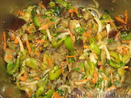Салат с баклажанами по-корейски: Овощи смешать, проверить на соль, добавить приправу для морковки по-корейски и подогретое оливковое масло. Тщательно перемешать.   Дать салату из баклажанов настояться несколько часов в холодильнике.