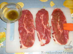 Мясные рулетики по-сицилийски: Говядину, нарезанную тонкими ломтиками, отбиваем. Смазываем оливковым маслом, взбитым вместе с солью и черным перцем.