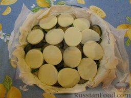 Открытый пирог с цуккини и колбасным сыром: Сыр нарезать ломтиками и выложить их на цуккини.