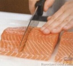 Лосось со спаржей под легким соусом: Расскажу, как правильно подготовить лосося к приготовлению.  1. Большое филе лосося нужно разрезать на порционные части, в данном случае на 4 кусочка.