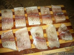 Запеченное рыбное филе в кунжуте: Посолить и поперчить кусочки рыбы.