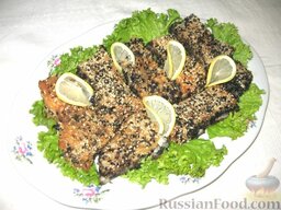 Запеченное рыбное филе в кунжуте: Запеченное филе рыбы в кунжуте подать с ломтиками лимона, выложив их на листья салата.  Приятного аппетита!