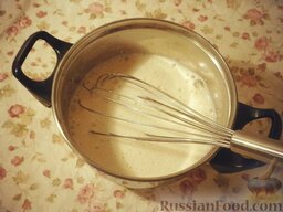 Торт "Эстерхази" (Esterh&#225;zy): Пока коржи пекутся, готовим заварной крем.  Смешиваем молоко и сливки и доводим до кипения.