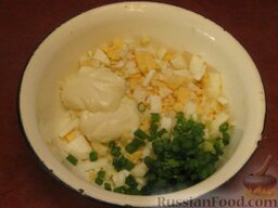 Мясные зразы с рубленым яйцом: Смешать яйца лук и майонез. Перемешать.