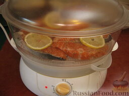 Нежная семга в пароварке: Выложить рыбу в один слой в пароварку. Готовить семгу в пароварке 20 минут.
